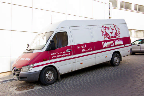 Microbuz pentru livrarea mobilierului